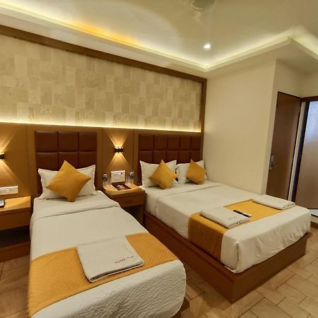 Hotel Riva International Goregaon- Near Nesco มุมไบ ภายนอก รูปภาพ