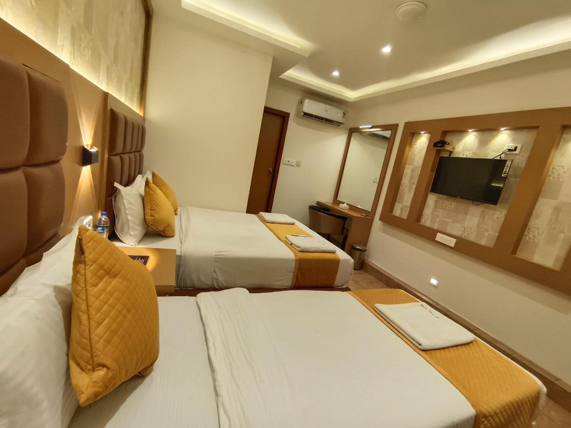 Hotel Riva International Goregaon- Near Nesco มุมไบ ภายนอก รูปภาพ