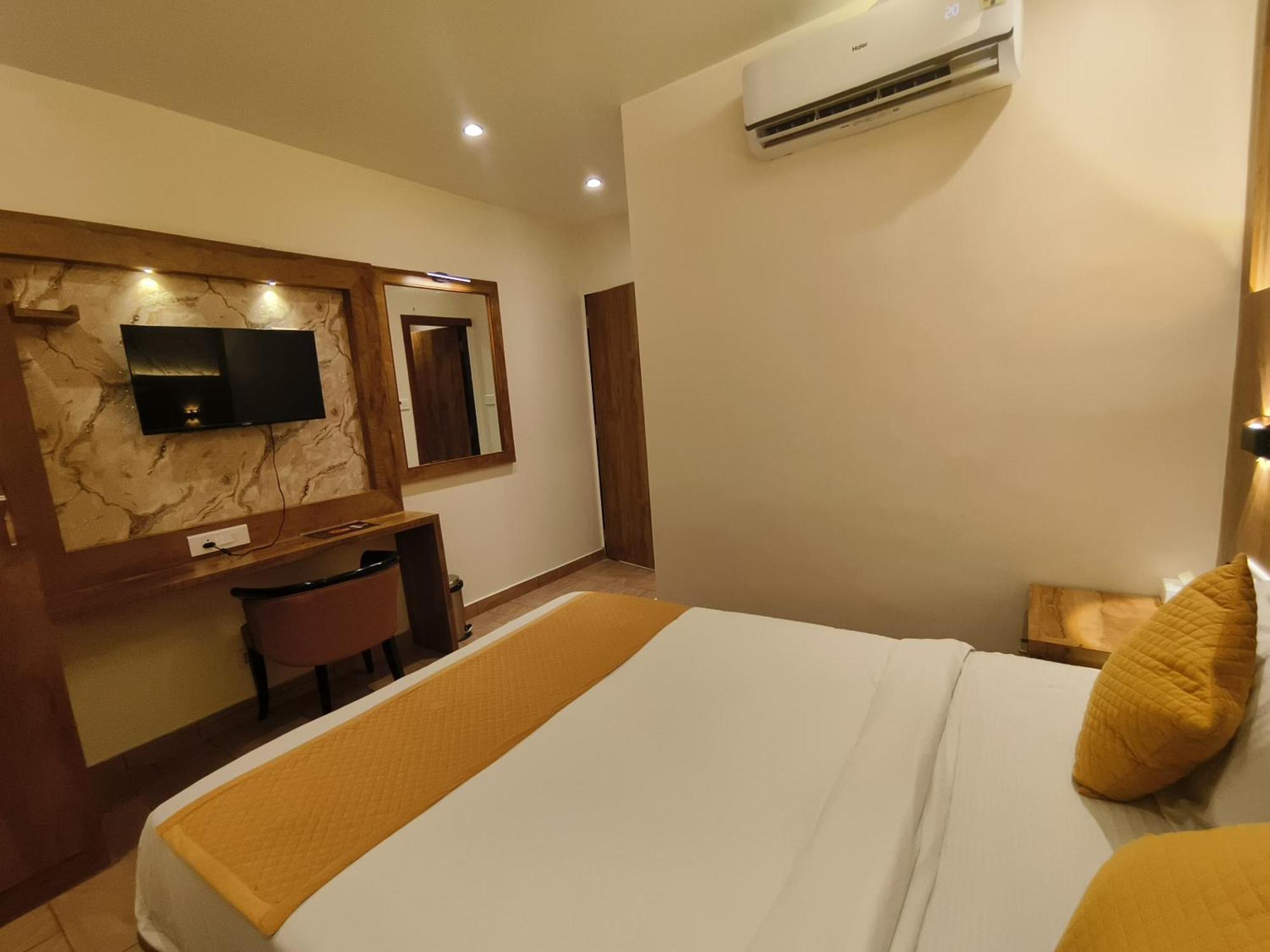 Hotel Riva International Goregaon- Near Nesco มุมไบ ภายนอก รูปภาพ