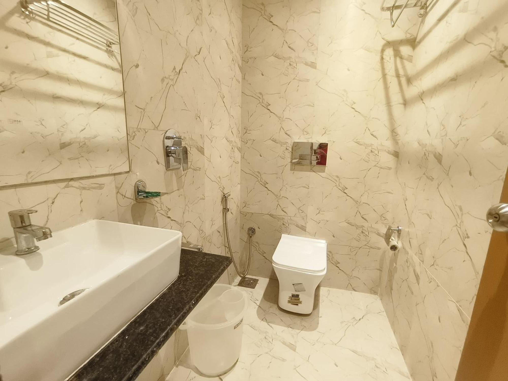 Hotel Riva International Goregaon- Near Nesco มุมไบ ภายนอก รูปภาพ